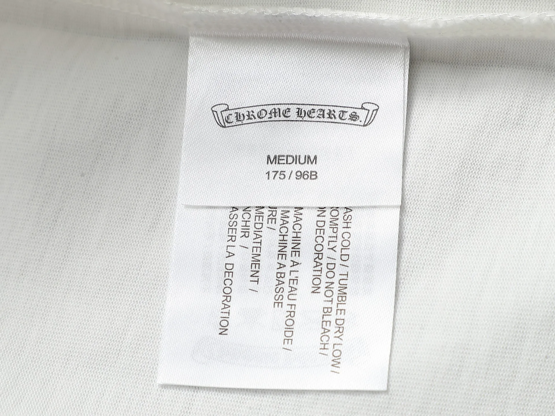 P210 𝗖𝗵𝗿𝗼𝗺𝗲 𝗛𝗲𝗮𝗿𝘁𝘀/Cro Heart 2025 Cross Patch Embroidery Summer New Original Single Counter American Acid Washed Distressed Laser Burnt Patch Embroidery Couple Casual Short Sleeve T-shirt 👑The highest version! Customized fabric 300g double yarn! American acid-washed and distressed original fabric laser burnt ✟appliqué embroidery and exquisite embroidery of letters! The best-selling model at the counter. It is very comfortable to wear. It is low-key yet luxurious. It is very classy when worn. The large size and tailoring are needless to say. The upper body is exquisite and vivid. 👍High-end first-class materials. A truly palace-level product. The cotton from Turkey is of outstanding quality. After heavy washing, the clothes are very soft! Not picky, the upper body is absolutely stylish and extremely luxurious. Auxiliary materials: The original model has been authenticated and labeled ➕100% silk washed with water label. Genuine purchase-grade original hangtag➕matching hanging rope➕3D hanging beads➕original packaging bag. Craftsmanship: The original version has consistent wiring! The highest version of the armhole matching technique! Countless times of pattern making to 100% restore the original appearance! The correct version is the same for men and women, super eye-catching, super good-looking, and super atmospheric! Color: White Black Size: S-XL